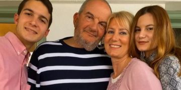 Alldaynews.gr Κωνσταντίνος Καραμανλής – Νατάσα Παζαϊτη: Η οικογενειακή φωτογραφία από την τελετή αποφοίτησης των διδύμων