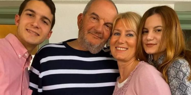 Alldaynews.gr Κωνσταντίνος Καραμανλής – Νατάσα Παζαϊτη: Η οικογενειακή φωτογραφία από την τελετή αποφοίτησης των διδύμων