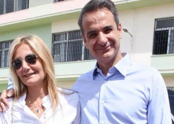 Οικογένεια Μητσοτάκη: Στην Τήνο για τη βάφτιση της εγγονής της Αλεξάνδρας Μητσοτάκη