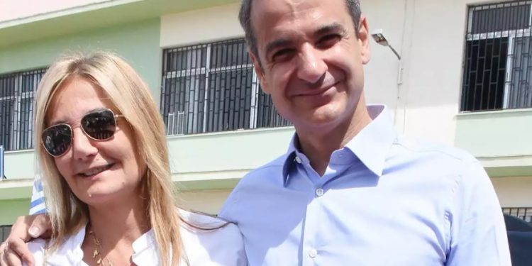 Alldaynews.gr Οικογένεια Μητσοτάκη: Στην Τήνο για τη βάφτιση της εγγονής της Αλεξάνδρας Μητσοτάκη