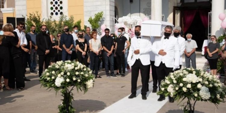 Ράγισαν καρδιές στην κηδεία της 7χρονης Αναστασίας-Απαρηγόρητη η οικογένεια της Ερ. Πρεζεράκου[photos]