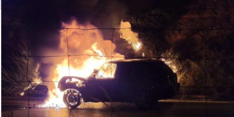 Εθνική Οδός: Στις φλόγες υπερπολυτελές αυτοκίνητο