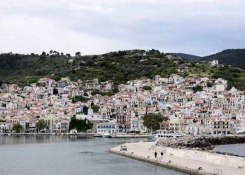 Σκόπελος: Το πλοίο τους άφησε σε άλλο λιμάνι από αυτό που περίμεναν – Οργή για την απίστευτη ταλαιπωρία