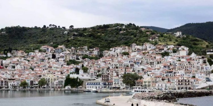 Alldaynews.gr Σκόπελος: Το πλοίο τους άφησε σε άλλο λιμάνι από αυτό που περίμεναν – Οργή για την απίστευτη ταλαιπωρία