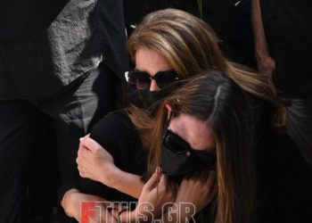 Τόλης Βοσκόπουλος – Κηδεία: Λύγισαν η Άντζελα Γκερέκου και η Μαρία Βοσκοπούλου την ώρα της ταφής του[photos]