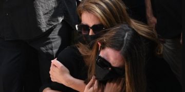 Τόλης Βοσκόπουλος – Κηδεία: Λύγισαν η Άντζελα Γκερέκου και η Μαρία Βοσκοπούλου την ώρα της ταφής του[photos]