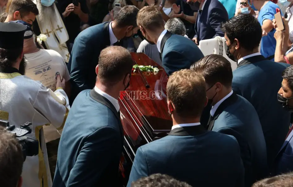 Τόλης Βοσκόπουλος – Κηδεία: Λύγισαν η Άντζελα Γκερέκου και η Μαρία Βοσκοπούλου την ώρα της ταφής του[photos]