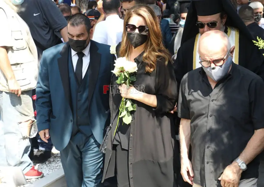 Τόλης Βοσκόπουλος – Κηδεία: Λύγισαν η Άντζελα Γκερέκου και η Μαρία Βοσκοπούλου την ώρα της ταφής του[photos]