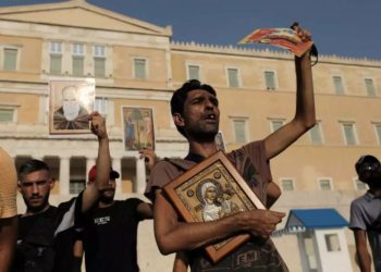 Επεισόδια με αντιεμβολιαστές στο Σύνταγμα – Δακρυγόνα και ρίψεις νερού[photos]