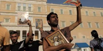 Επεισόδια με αντιεμβολιαστές στο Σύνταγμα – Δακρυγόνα και ρίψεις νερού[photos]