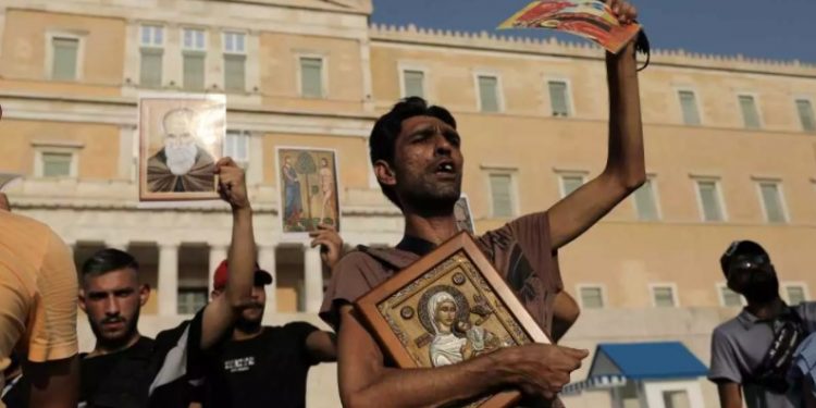 Επεισόδια με αντιεμβολιαστές στο Σύνταγμα – Δακρυγόνα και ρίψεις νερού[photos]