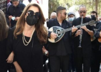 «Αντίο Τόλη»: Ράγισαν οι πέτρες με το μπουζούκι που έπαιζε το «Ανεπανάληπτος»-Συντετριμμένες κόρη και σύζυγος[videos]