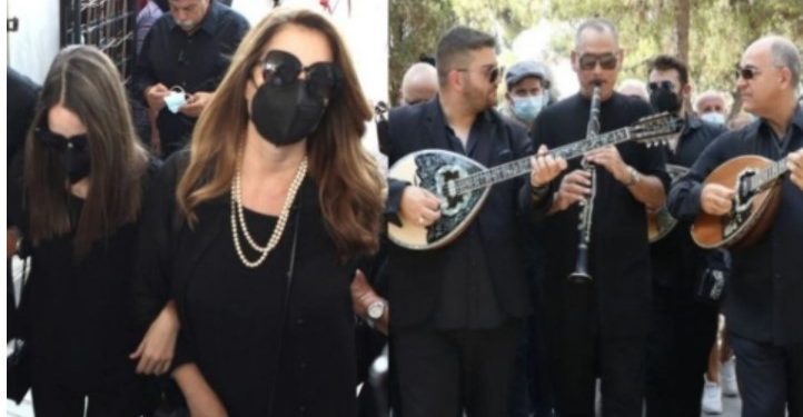 «Αντίο Τόλη»: Ράγισαν οι πέτρες με το μπουζούκι που έπαιζε το «Ανεπανάληπτος»-Συντετριμμένες κόρη και σύζυγος[videos]