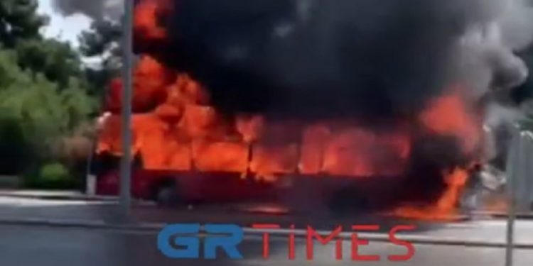 Τραγικές στιγμές: Λεωφορείο του ΚΤΕΛ Σερρών τυλίχτηκε στις φλόγες[video]