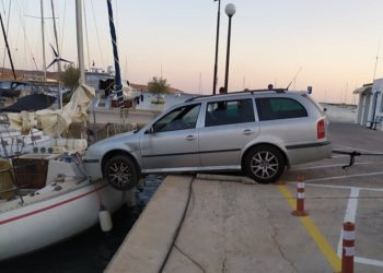 Σύρος: Αυτοκίνητο τράκαρε με ιστιοπλοϊκό σκάφος στη μαρίνα[photos]