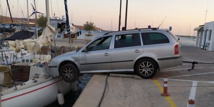 Σύρος: Αυτοκίνητο τράκαρε με ιστιοπλοϊκό σκάφος στη μαρίνα[photos]