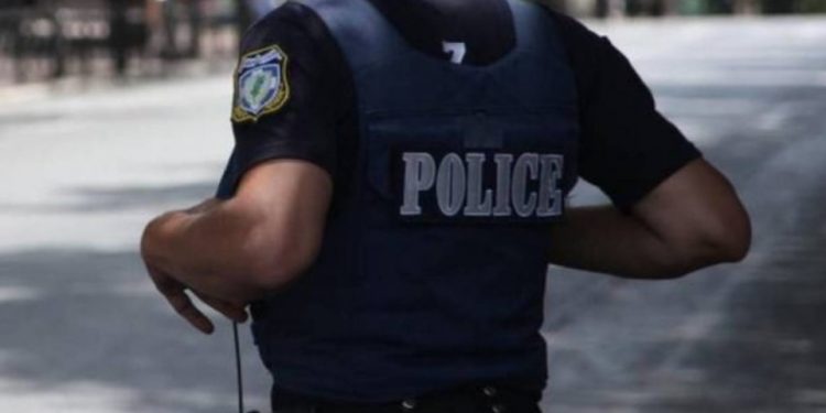 Alldaynews.gr Χίος: Αστυνομικός βούτηξε στη θάλασσα και έσωσε 19χρονη απο πνιγμό