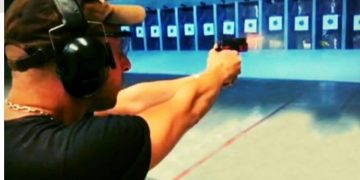 Ηλιούπολη: Αυτός είναι ο αστυνομικός που έβαλε την 19χρονη να γυρίσει Π0ρν0–Οι Σαμπάνιες και τα όπλα[photos]