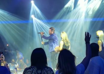 Πάνος Κιάμος: Εντυπωσιακές οι εικόνες από την πρεμιέρα στο ανακαινισμένο Posidonio