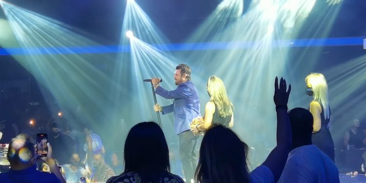 Πάνος Κιάμος: Εντυπωσιακές οι εικόνες από την πρεμιέρα στο ανακαινισμένο Posidonio