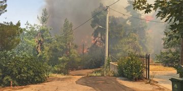 Alldaynews.gr Συμβαίνει Τώρα:Καίγονται σπίτια σε Σταμάτα και Ροδόπολη-Η φωτιά πάει προς Διόνυσο (video)