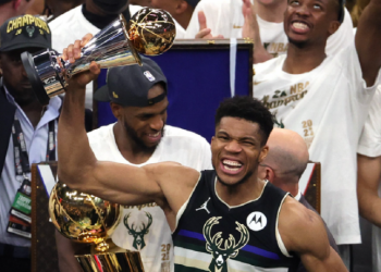 Πρωταθλητής NBA ο Γιάννης Αντετοκούνμπο! Διέλυσε με 50 πόντους τους Σανς