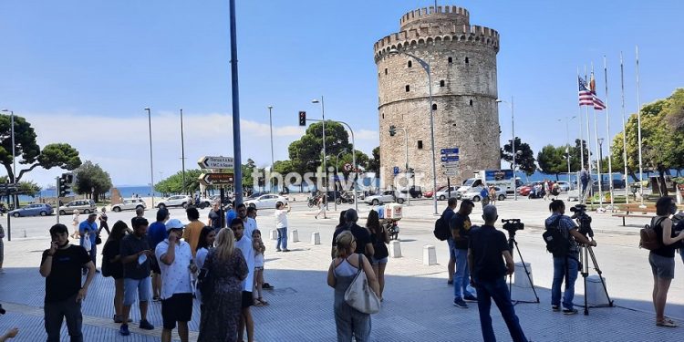 Αντόνιο Μπαντέρας-Γυρίσματα στη Θεσσαλονίκη: Δείτε τη σκηνή με τους δεκάδες κομπάρσους που ξαφνικά αρχίζουν να κινούνται