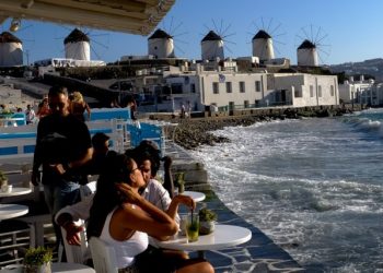 Έκτακτα μέτρα στη Μύκονο: Aπαγόρευση νυχτερινής κυκλοφορίας και μουσικής