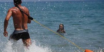 Alldaynews.gr Νέα Τραγωδία: Κολυμβητής χάθηκε μέσα από τα χέρια του ναυαγοσώστη-Αγνοείται η τύχη του