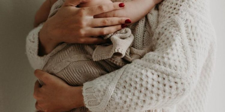 «Νταντάδες» της γειτονιάς: Voucher 200-250 ευρώ το μήνα στους γονείς για πρόσληψη βρεφοκόμου