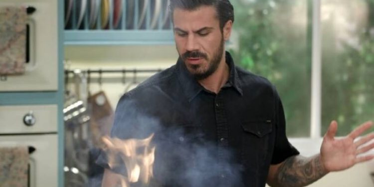 Άκης Πετρετζίκης