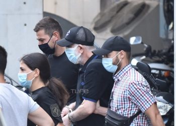 Πέτρος Φιλιππίδης: Δείτε τον με χειροπέδες-Τον μεταφέρουν στις φυλακές Τρίπολης(video) (photos)