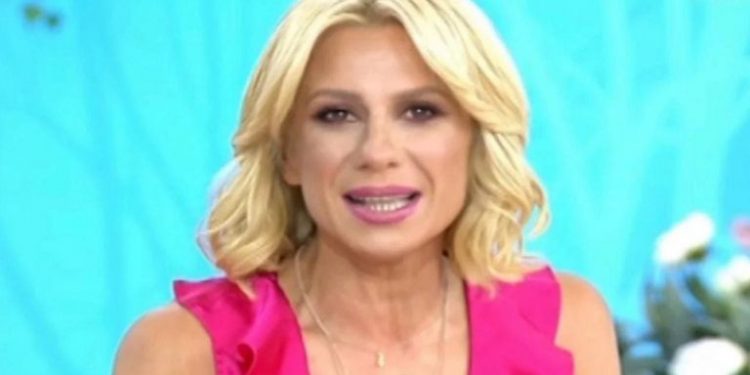 Alldaynews.gr Τραγωδία για Καραβάτου! «ΈΧΑΣΕ» τον ΑΝΤΡΑ της, ΕΧΑΣΕ και την δουλειά της!!! Την ΔΙΩΧΝΟΥΝ από το Star