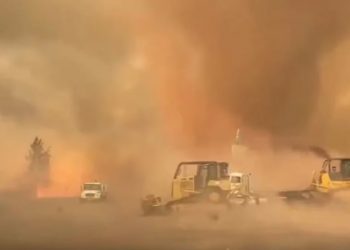 Εντυπωσιακό βίντεο με σπάνιο πυροστρόβιλο στη διάρκεια πυρκαγιάς στην Καλιφόρνια