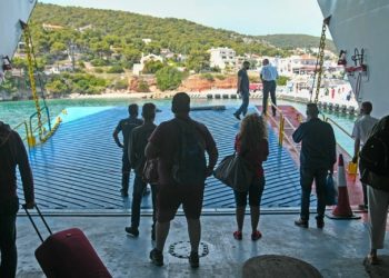 Κορωνοϊός: Καλπάζει το τέταρτο κύμα-«Συναγερμός» σε Κρήτη, Μύκονο, Κέρκυρα, Ρόδο, Κω και Σαντορίνη