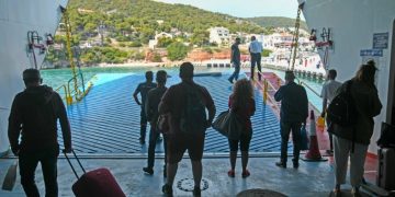 Κορωνοϊός: Καλπάζει το τέταρτο κύμα-«Συναγερμός» σε Κρήτη, Μύκονο, Κέρκυρα, Ρόδο, Κω και Σαντορίνη