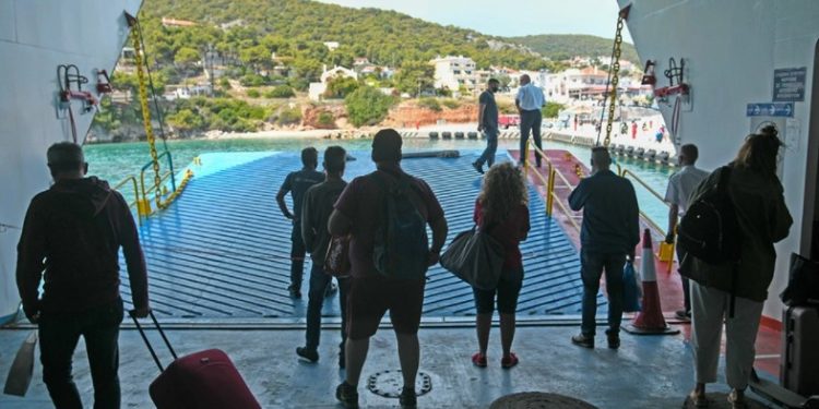 Κορωνοϊός: Καλπάζει το τέταρτο κύμα-«Συναγερμός» σε Κρήτη, Μύκονο, Κέρκυρα, Ρόδο, Κω και Σαντορίνη