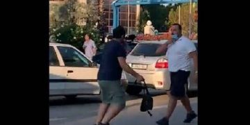 Alldaynews.gr Πρωτοφανές περιστατικό με κάμεραμαν του ΣΚΑΪ και επιβάτη – Έπεσαν «ψιλές» (vid)