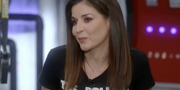 Alldaynews.gr Βαλέρια Κουρούπη: Ποζάρει με μπικίνι στα 47 της χρόνια και δείχνει πόσο γυμνασμένη είναι