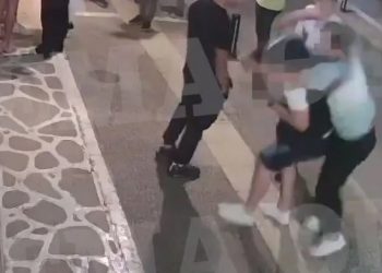 Alldaynews.gr Βίντεο ντοκουμέντο: 25χρονος πυροβολεί εν ψυχρώ δυο 20χρονους έξω από μπαρ στη Χαλκιδική