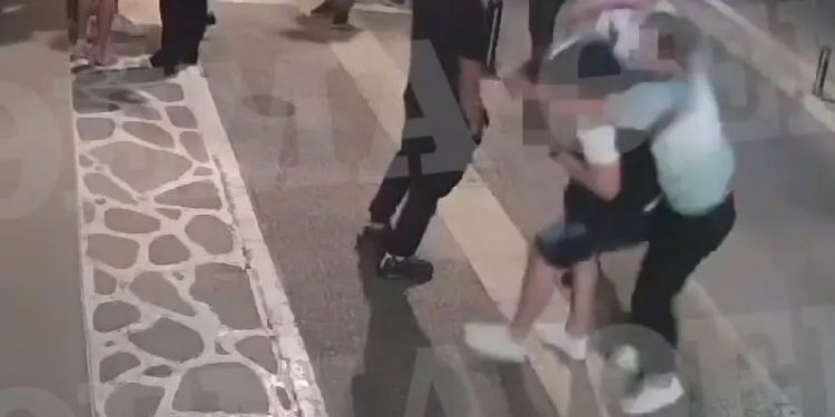 Alldaynews.gr Βίντεο ντοκουμέντο: 25χρονος πυροβολεί εν ψυχρώ δυο 20χρονους έξω από μπαρ στη Χαλκιδική