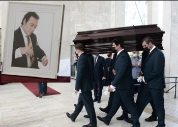 Σε λίγο το τελευταίο αντίο στον Τόλη Βοσκόπουλο-Δείτε Live