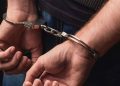 Χειροπέδες σε γνωστό λαϊκό τραγουδιστή στην Άνω Γλυφάδα – Φωτό ντοκουμέντο