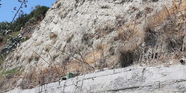 Ζάκυνθος: 17χρονος έπεσε στο κενό από βράχο-Καρφώθηκε σε σίδερο