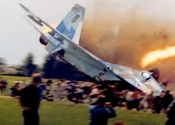 Καρφώθηκε σε πλήθος 10.000 ατόμων»: Το «γεράκι» που θέρισε 77 ανθρώπους στο πιο αιματηρό αεροπορικό σόου (Vid)