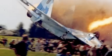 Καρφώθηκε σε πλήθος 10.000 ατόμων»: Το «γεράκι» που θέρισε 77 ανθρώπους στο πιο αιματηρό αεροπορικό σόου (Vid)