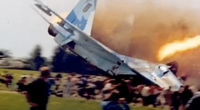 Καρφώθηκε σε πλήθος 10.000 ατόμων»: Το «γεράκι» που θέρισε 77 ανθρώπους στο πιο αιματηρό αεροπορικό σόου (Vid)