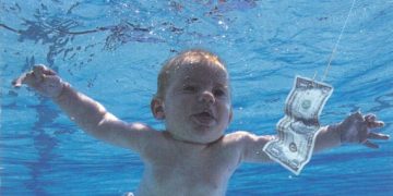 Nirvana: Το 30χρονο πλέον “γυμνό μωρό” από το εξώφυλλο του “Nevermind” μηνύει την μπάντα για παιδική πορνογραφία!