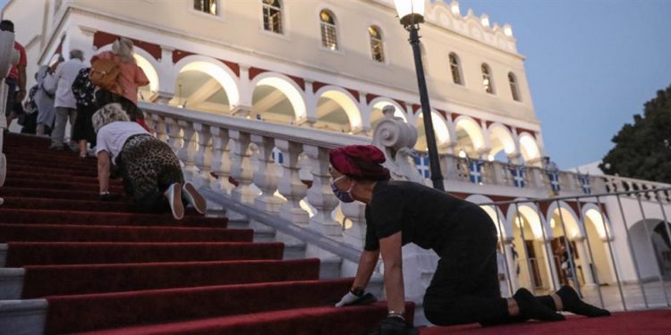 Alldaynews.gr Ανήμερα της Παναγιάς: Πώς ένα καημός σε οδηγεί γονατιστό σε κάτι πιο δυνατό από τις απόψεις σου