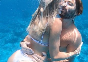 Ηλίας Βρεττός: Τρυφερά φιλιά κάτω από το νερό (pics)